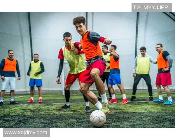 足球明星挑战打桩机展现惊人力量与技巧引发热议