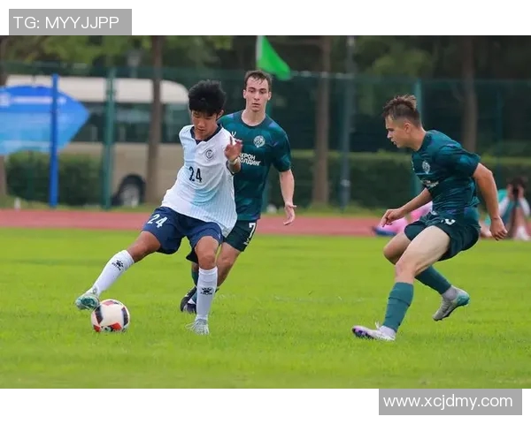 青春足球明星帅照大汇集展现运动魅力与青春风采的精彩瞬间